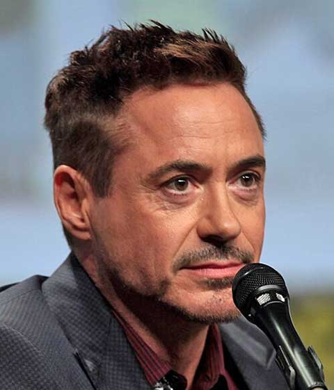 Robert Downey Jr. - O astro de filmes como “Homem de Ferro” e “Oppenheimer” possui heterocromia parcial, onde uma parte da íris de um dos olhos apresenta uma cor distinta da tonalidade predominante.  Reprodução: Flipar
