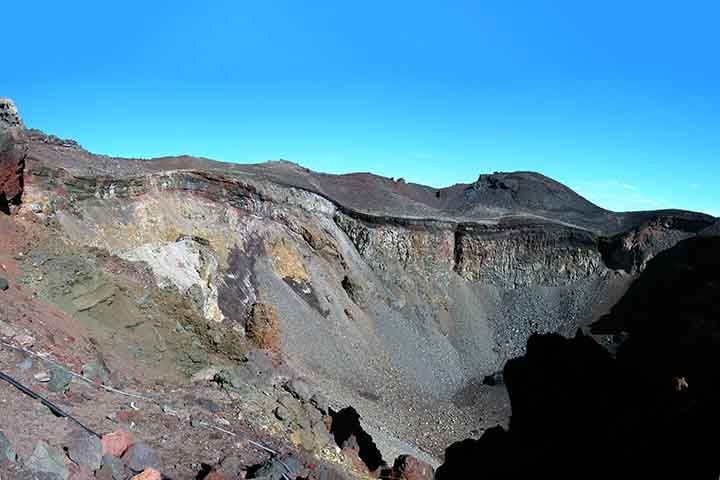 A ladeira do Monte Fuji está cheia de santuários budistas, arcos torii e outros elementos da cultura nipônica. Existem oito picos, sendo o ponto mais alto do Japão. Ele tem um antigo edifício com um radar, todos acessíveis bastando aos visitantes circular em torno da cratera. Reprodução: Flipar