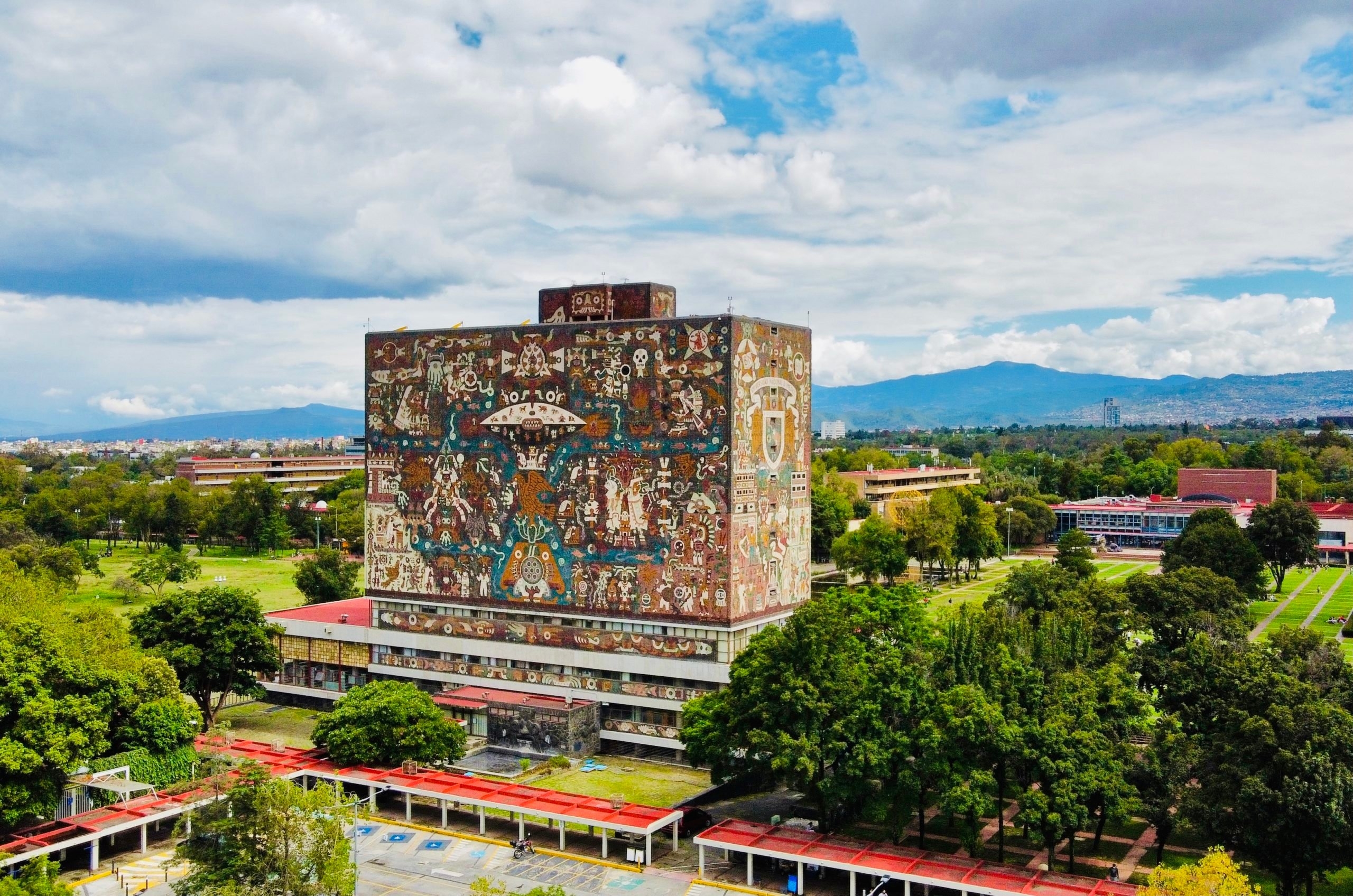 De um lado, os  pesquisadores do Laboratório Nacional de Ciências para a pesquisa e Conservação do Patrimônio Cultural da UNAM analisam materiais da escultura. Reprodução: Flipar