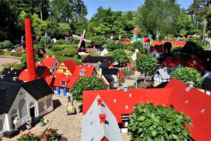 O parque é dividido em 11 setores temáticos, com destaque para a Miniland, repleta de reproduções de lego de cidades e edifícios do mundo todo. 
 Reprodução: Flipar