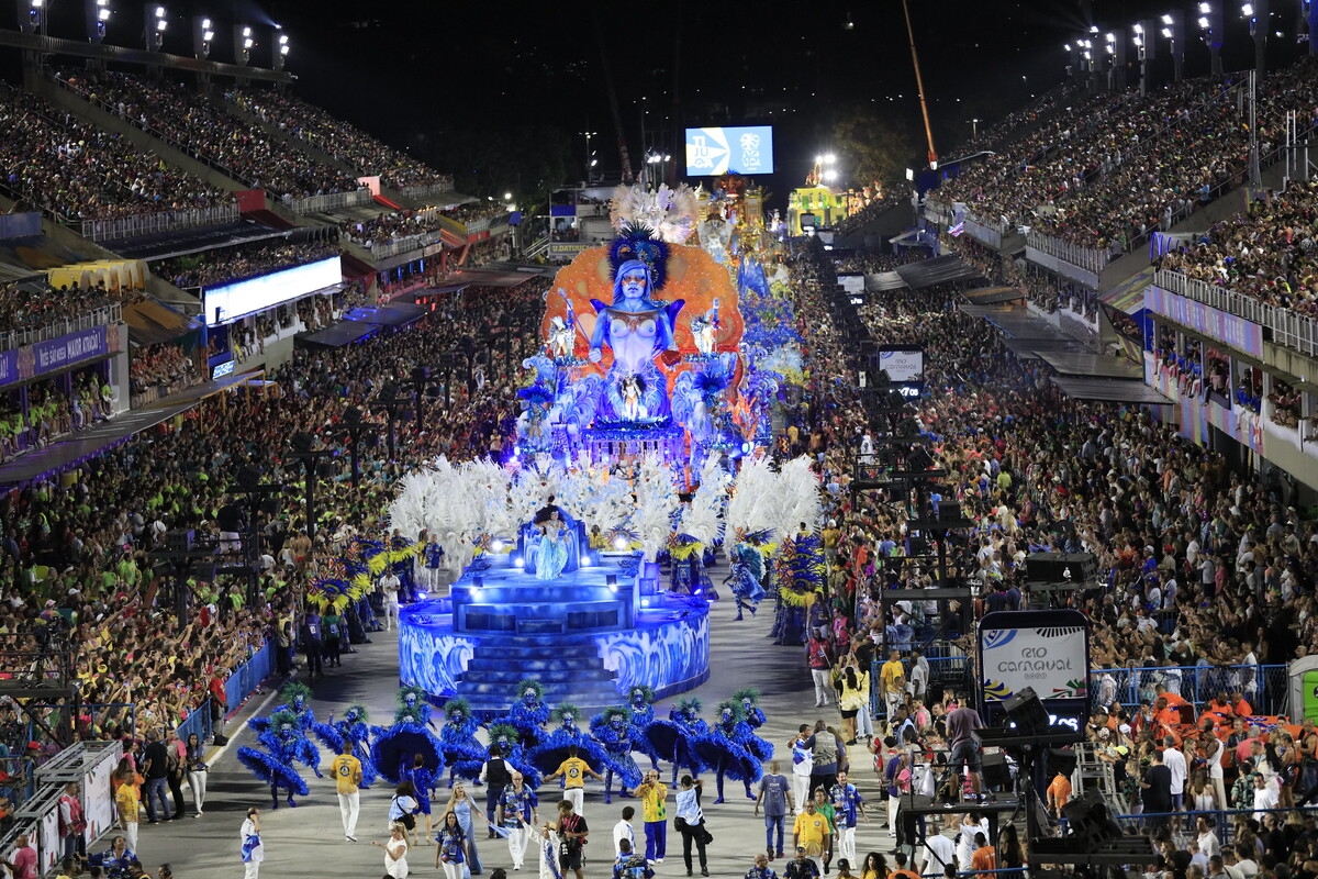 Unidos da Tijuca - A escola da Tijuca, na zona norte do Rio, abre o desfile na segunda-feira com suas cores vibrantes: azul e amarelo. Reprodução: Flipar