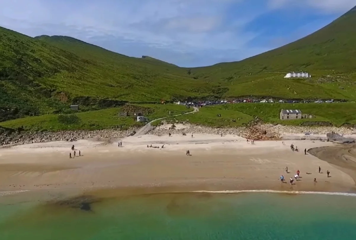 16) Keem Bay Beach (Condado de Mayo, Irlanda): Keem Bay é considerada uma joia escondida na Ilha Achill, que encanta com paisagens de tirar o fôlego. O lugar é acessível por uma estrada panorâmica que serpenteia o penhasco do Monte Croaghaun, oferecendo vistas deslumbrantes antes mesmo de chegar à praia. Reprodução: Flipar