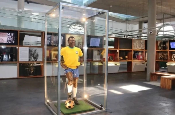 Em 2014 foi inaugurado o “Museu Pelé”, em Santos, que exibe uma coleção de cerca de 2,4 mil objetos referentes à carreira do jogador. Um espaço exclusivo para reverenciar a Majestade. - Foto: Divulgação/Prefeitura de Santos -Raimundo Rosa