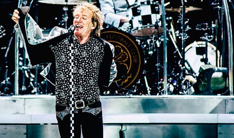 Rod Stewart detém o título honorário de Sir desde 2016, concedido em reconhecimento à sua extensa carreira musical e às contribuições a causas beneficentes. Reprodução: Flipar