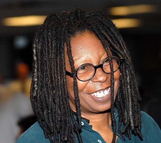 A atriz americana Whoopi Goldberg, nascida em 1955 em Nova York, se chama Caryn Elaine Johnson. Ela tinha problema de flatulência e por isso recebeu o apelido de Whoopi (referência a whoopee cushion, almofada de brinquedo que solta pum). O sobrenome artístico é de origem materna. Reprodução: Flipar