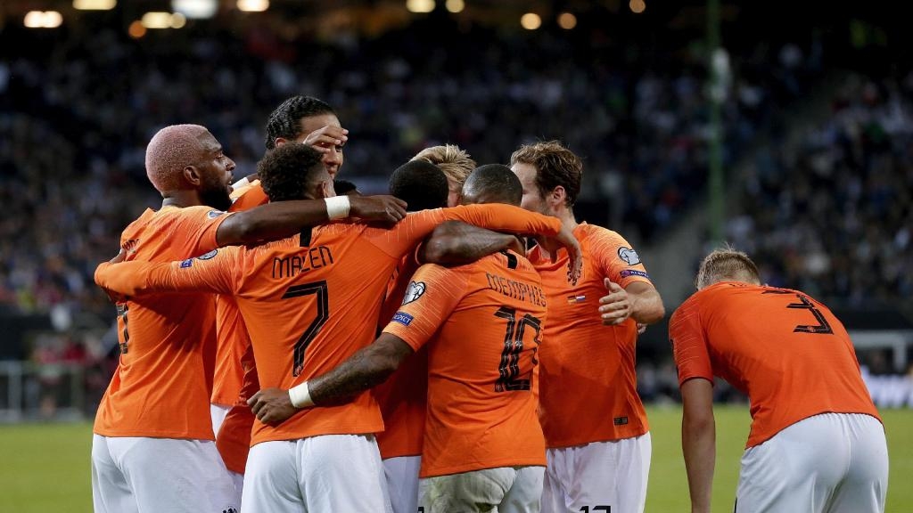 Mundialmente, a Holanda também ficou popular por sua seleção de futebol. Embora nunca tenha conquistado a Copa do Mundo - foi três vezes vice-campeã -, a equipe virou referência em inovações táticas, especialmente com a chamada “Laranja Mecânica”, no Mundial de 1974, na Alemanha. Johan cruyff, ex-jogador e técnico morto em 2016, foi uma das personalidades mais influentes da história da modalidade. 
 Reprodução: Flipar