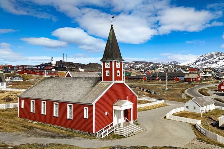 A capital, Nuuk, com cerca de 20 mil habitantes, é o maior centro urbano, onde se concentram atividades econômicas e culturais. Reprodução: Flipar