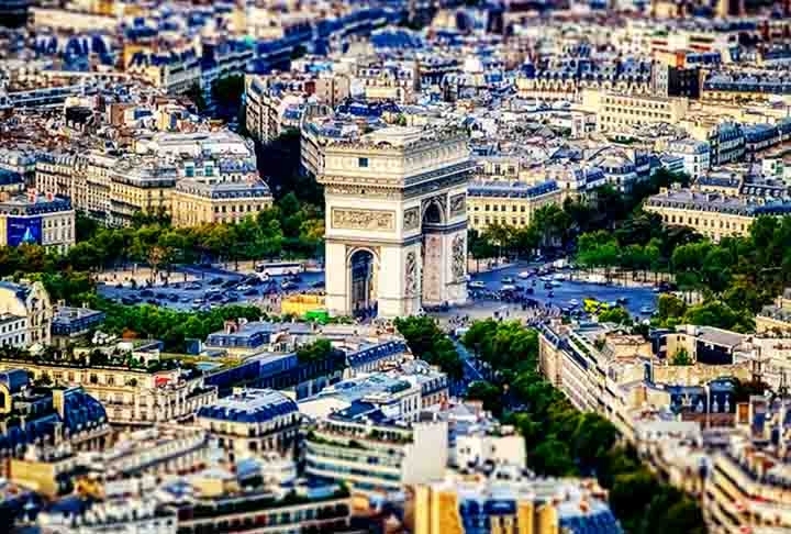 Arco do Triunfo - Paris - França. Situado na Place Charles de Gaulle, foi construído entre 1806 e 1836 para celebrar as vitórias militares da França durante o reinado de Napoleão Bonaparte. O monumento possui 50 metros de altura e 45 metros de largura, decorado com esculturas que homenageiam batalhas e figuras históricas. É, além de um símbolo nacional, um popular ponto turístico de Paris. Reprodução: Flipar