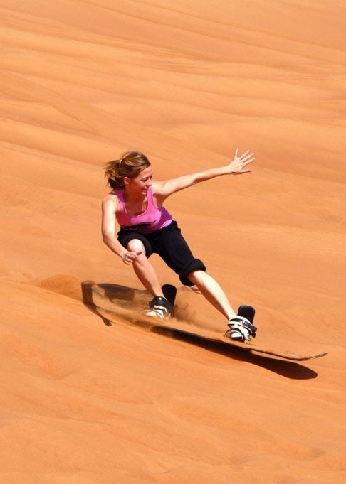 1º) Um dia no deserto de Dubai - Pilotar um quadriciclo nas dunas vermelhas do deserto de Lahbab, praticar sandboard, cavalgar em camelos e contemplar as estrelas no Al Khayma Camp...