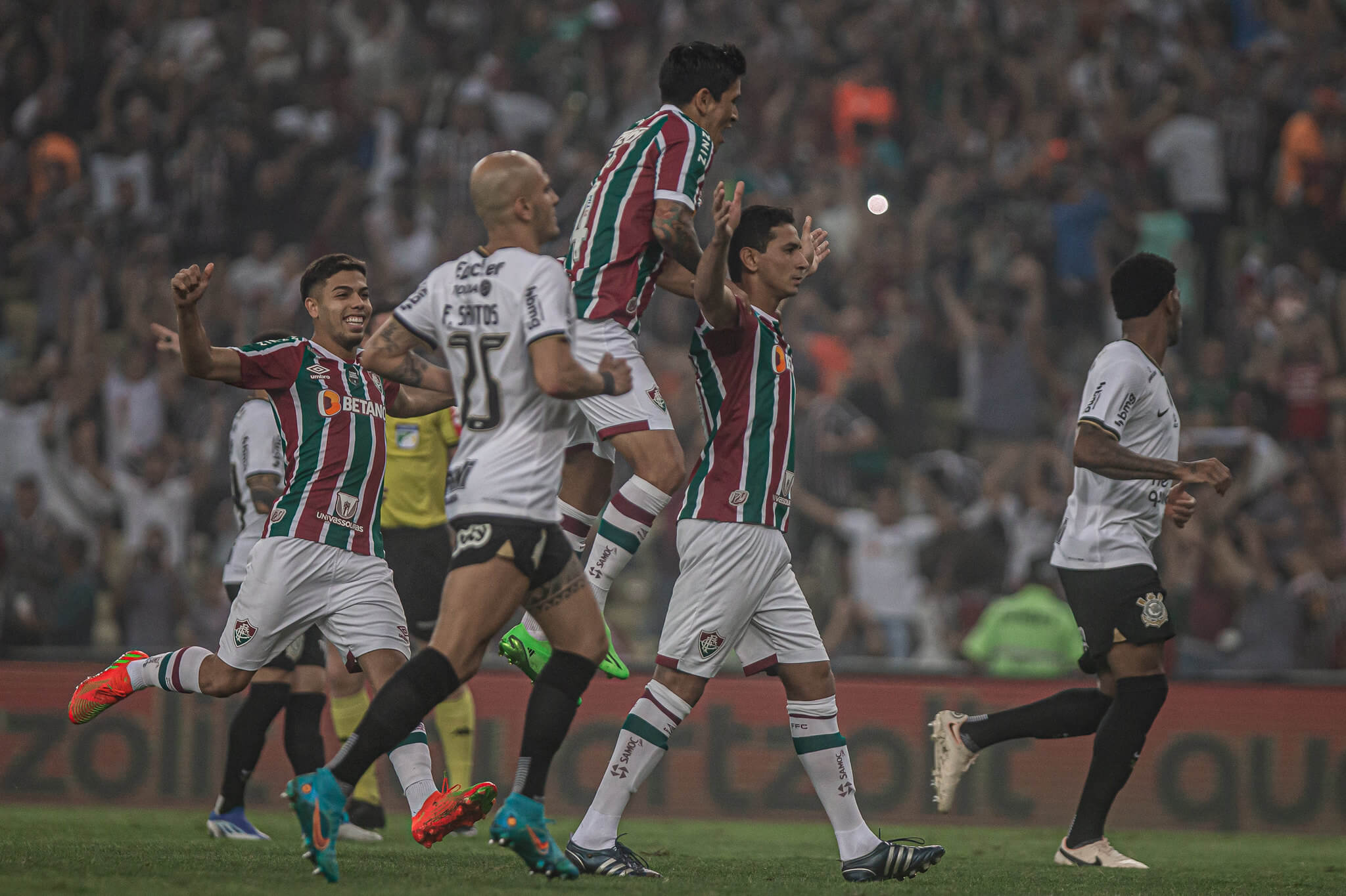 Fluminense e Corinthians realizam jogo de trocação em empate