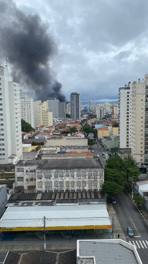 Incêndio atinge fábrica de flores artificiais na Mooca, em São Paulo. Foto: Twitter/X