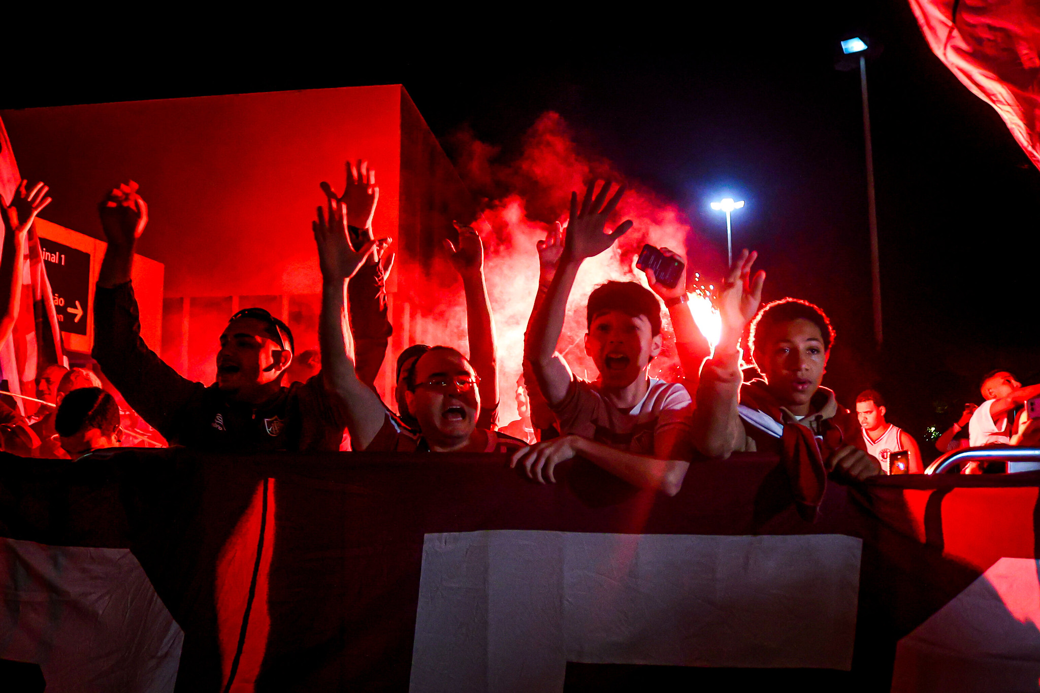 Tradicional "AeroFlu" feito pela torcida do Fluminense, na recepção dos jogadores após a Copa do Mundo de Clubes. Foto: Marina Garcia/Fluminense FC