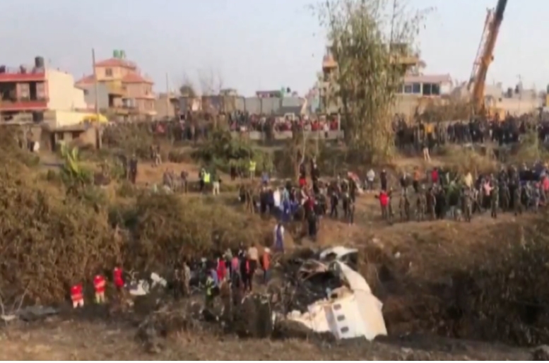 A queda de avião ocorreu numa área residencial, mas não houve vítimas em terra. Moradores acompanharam os trabalhos. Reprodução: Flipar