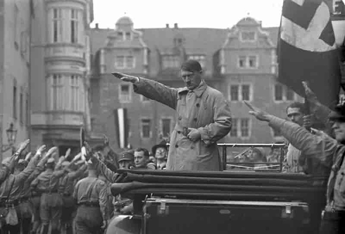 Adolf Hitler (1889-1945) - Tentou espalhar o Nazismo pelo mundo, pregando a superioridade racial alemã e causando a morte de cerca de 8 milhões de pessoas em campos de concentração, numa sequência de torturas e assassinatos sistemáticos. 
