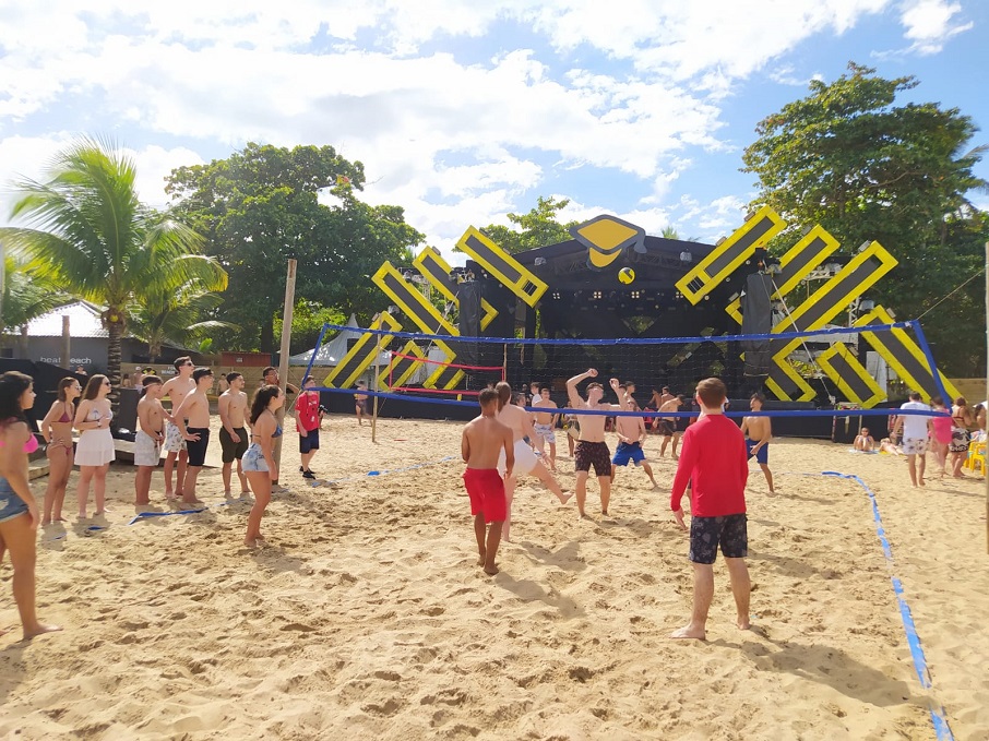 Formandos jogam em frente ao Forma Beach Stage. Foto: iG/ Rafael Nascimento