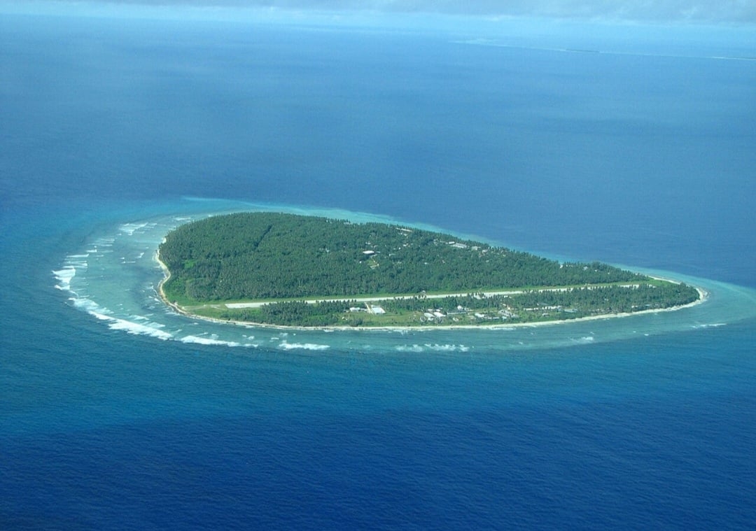 ESTADOS FEDERADOS DA MICRONÉSIA - OCEANIA - 702 km² - Composto por quatro estados independentes, esse país do Pacífico oferece uma grande diversidade cultural e geográfica. Sua economia é voltada principalmente para a pesca e para a assistência financeira externa, sendo muito vulnerável a desastres naturais. A Micronésia também se destaca por sua herança histórica e locais tradicionais. Reprodução: Flipar