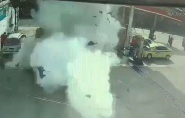 Assim que ele abre, uma grande explosão acontece e uma nuvem de fumaça se espalha. As imagens, divulgadas pela imprensa e pelas mídias sociais, impressionaram pela violência do impacto.  Reprodução: Flipar