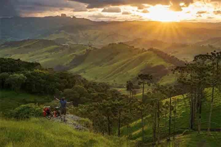 Não é obrigatória a presença de guias em ambas as subidas, mas sim a do equipamento de segurança (cadeirinha, fitas de segurança, mosquetões conectores e capacete) e o agendamento. Reprodução: Flipar