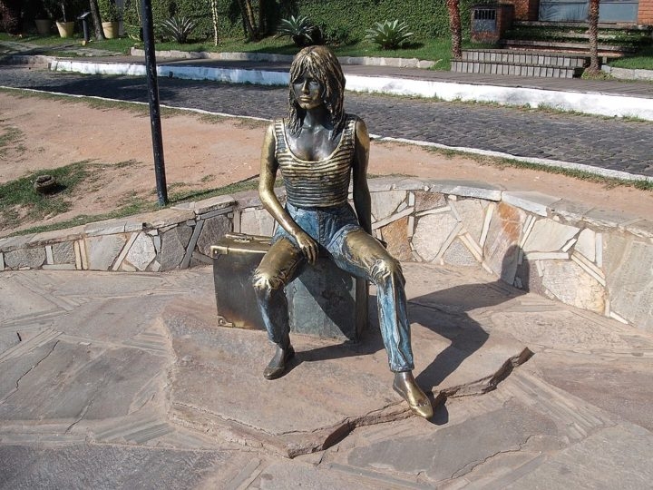 Uma estátua de Brigitte Bardot fica na Orla Bardot, que também tem esse nome em homenagem à francesa, em Búzios, na Região dos Lagos (RJ). A escultura em bronze foi instalada em 1999, para lembrar a visita da atriz à cidade, e se tornou um dos principais pontos turísticos.  Reprodução: Flipar