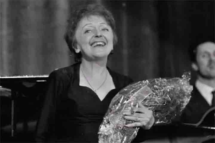 Em 1935, ela foi descoberta por Louis Leplée, dono do cabaré Le Gerny’s, no bairro parisiense de Pigalle. Ele a apelidou de La Môme Piaf - expressão popular francesa que significa “pequeno pardal” - e a apresentou à elite parisiense. A estreia foi um sucesso imediato.
 Reprodução: Flipar