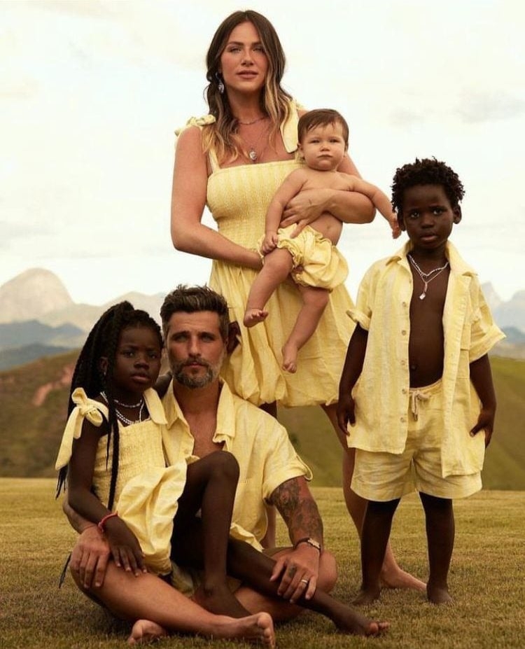 Giovanna Ewbank e Bruno Gagliasso - o casal conheceu Titi e Bless enquanto visitavam uma ONG que cuidava de crianças órfãs em Malawi, na África. Em 2020, Ewbank engravidou e deu à luz Zyan, terceiro filho do casal. Reprodução: Flipar
