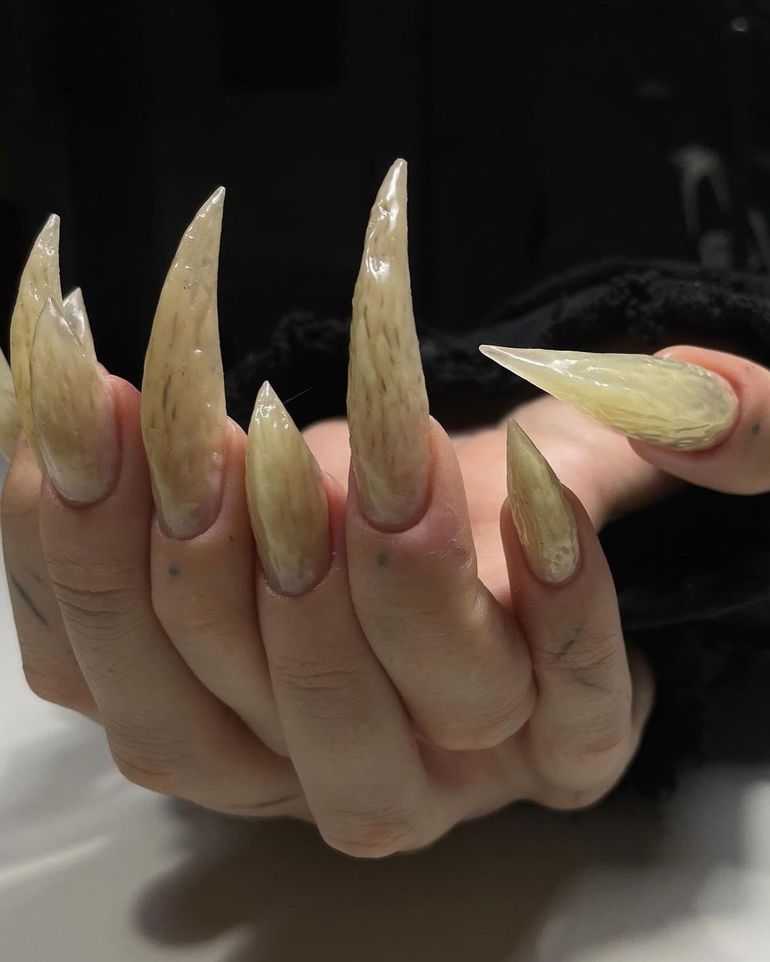 Rotten Nails: Conheça moda que imita unhas "podres" e "nojentas"	 Reprodução/Instagram/raw.nailsss