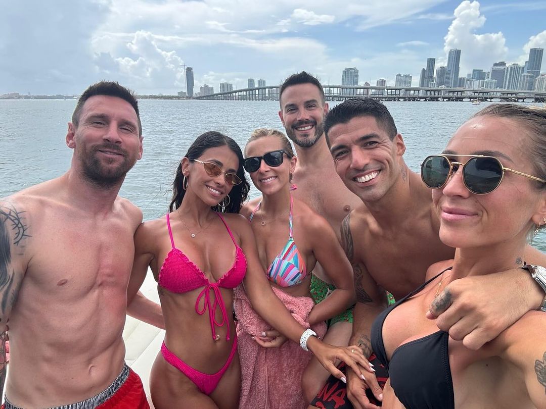 Antonella, Messi, Luis Suares e a mulher na companhia de amigos Reprodução/Instagram