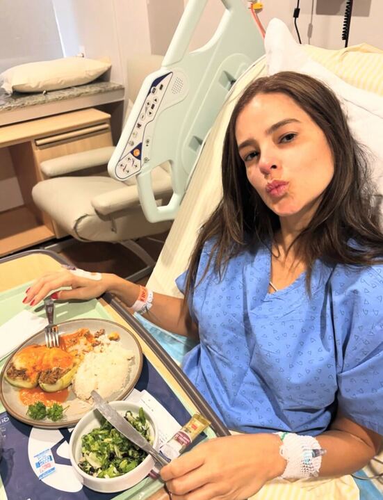 Vera Viel se alimentando após cirurgia Reprodução: Instagram