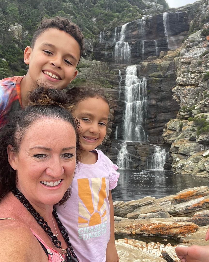 Tasse Hawes com os filhos em uma cachoeira. Foto: Reprodução/Instagram 09.05.2023