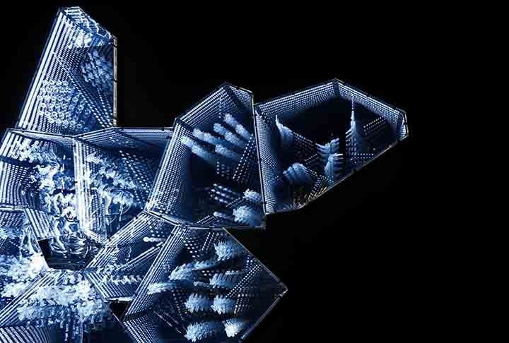 O corte dos cristais Swarovski é um dos aspectos que mais contribui para sua beleza. A marca utiliza técnicas de lapidação avançadas que maximizam o brilho e a dispersão da luz. Reprodução: Flipar