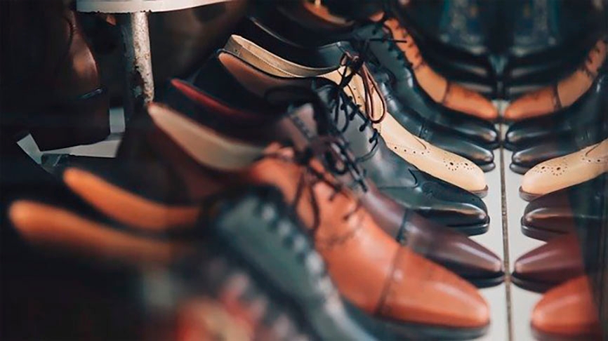 Diante disso tudo, é um tanto natural que o paciente em fase inicial de demência esqueça a maneira de usar alguns objetos. Por exemplo, amarrar sapatos. Isto é um indicativo de que o doente perderá a coordenação motora. Reprodução: Flipar