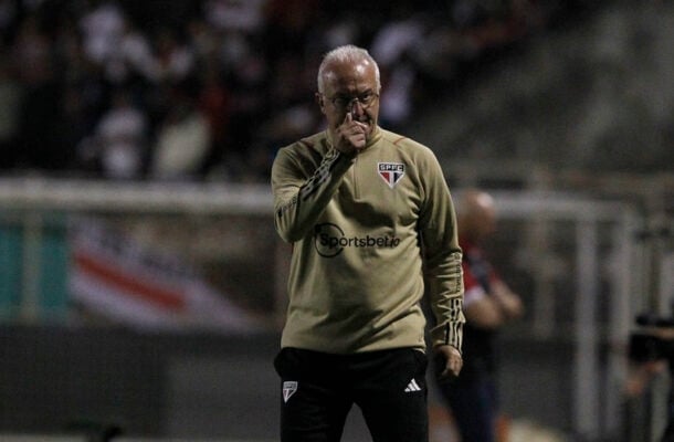 TECNOLOGIA. DORIVAL JÚNIOR - Ele acertou em não poupar o time campeão da Copa do Brasil. Apesar do susto inicial, com o gol de Romero, o Tricolor teve paciência na busca pela reviravolta que chegou antes do intervalo. Suas jogadas mantiveram o bom nível do time. CLASSIFICAÇÃO 7,5 – FOTO: Rubens Chiri / saopaulofc.net Reprodução: Jogada10