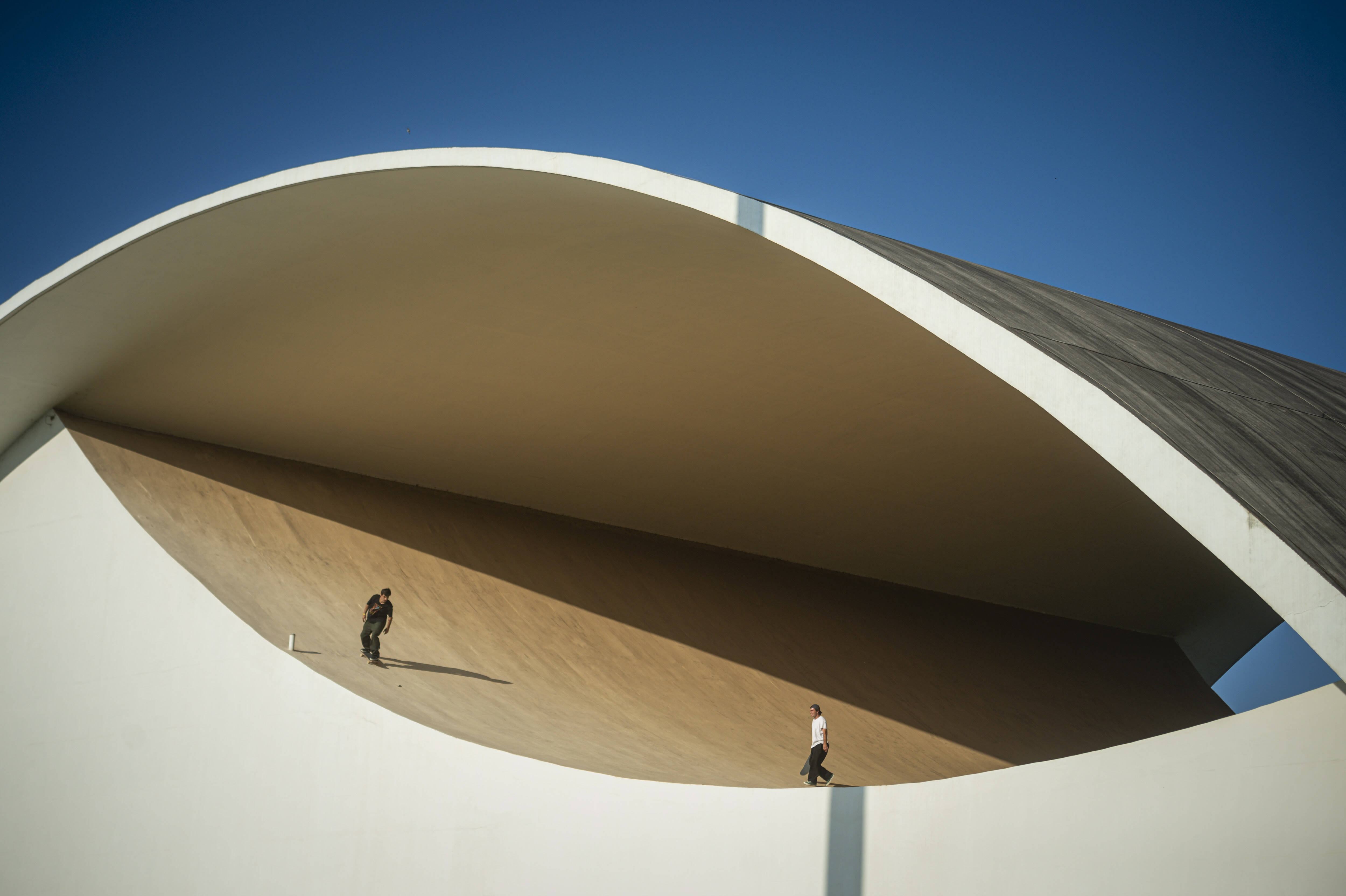 Skatistas transformaram obras de Oscar Niemeyer em pistas. Foto: Divulgação / Red Bull