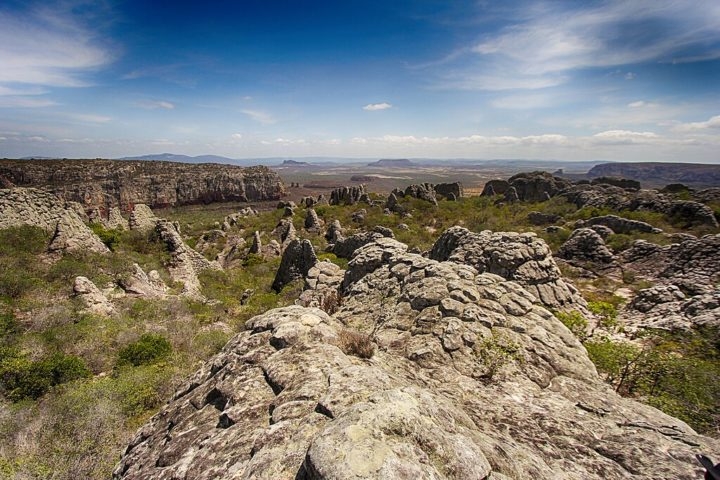 No interior, o Sertão pernambucano revela paisagens únicas, como a Serra do Chapada do Araripe e o Vale do Catimbau (foto), conhecido por suas formações rochosas e sítios arqueológicos. Reprodução: Flipar