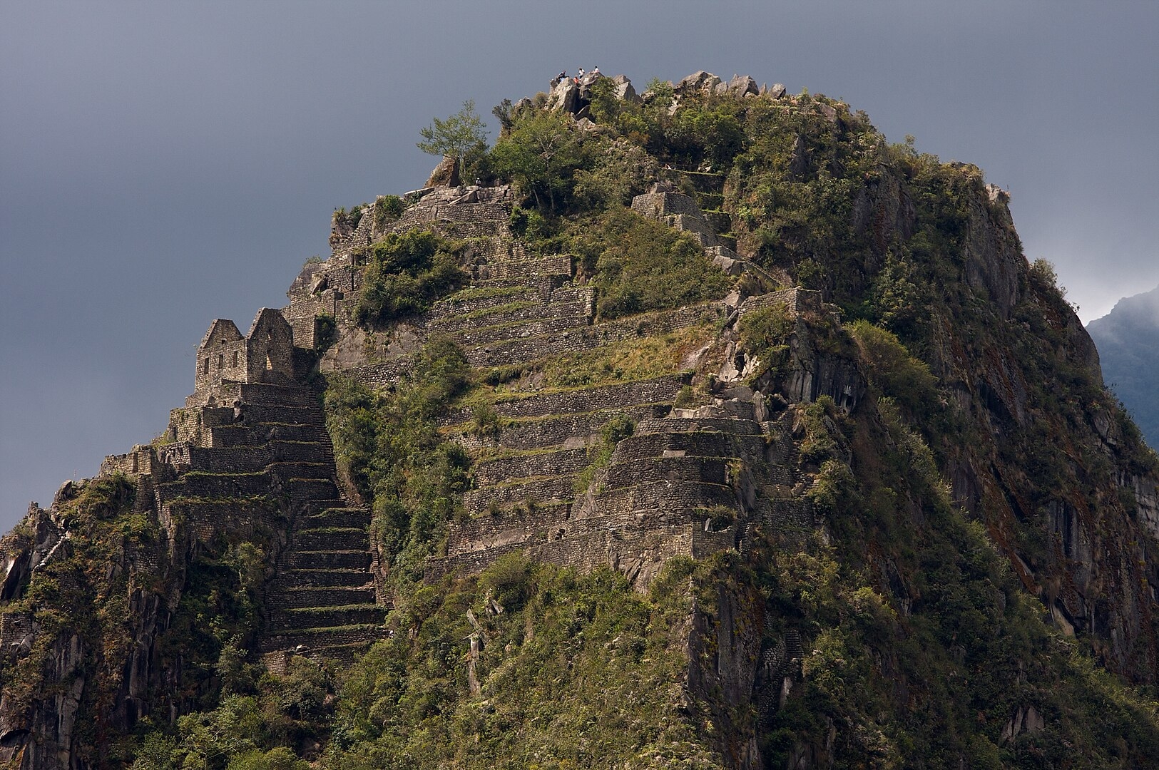 O Templo da Lua é outro local muito visitado e fica mais precisamente em Huayna Picchu. Para chegar até o lugar onde eram realizadas cerimônias religiosas, é necessário subir a montanha por 1 hora e 50 minutos ao longo de 2km de caminhada. Reprodução: Flipar