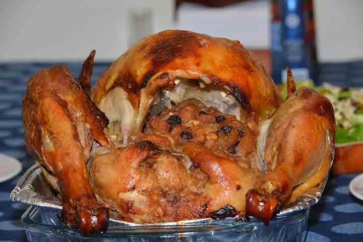 Comer aves na virada do ano - De acordo com esta crença, comer aves no Réveillon pode trazer um ano de retrocesso porque esses animais ciscam para trás. 
 Reprodução: Flipar