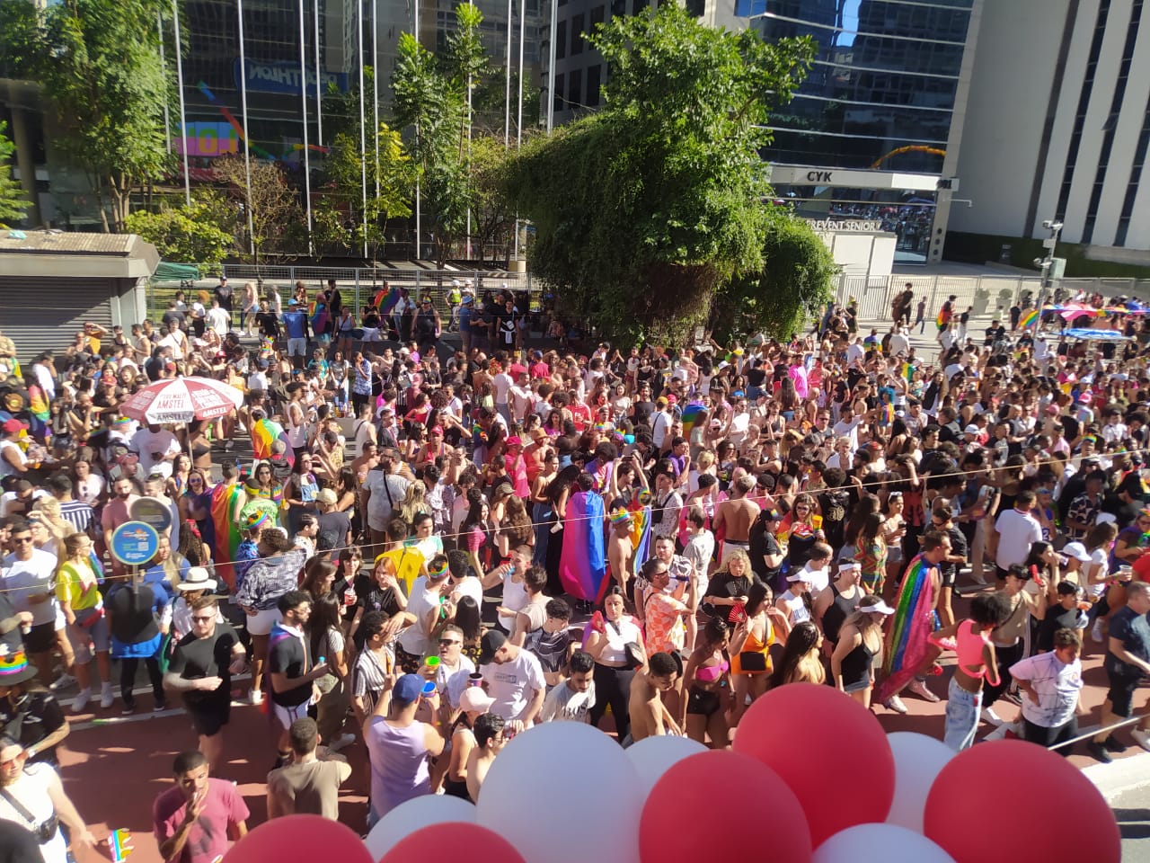 Milhares de pessoas se concentram no ponto inicial da Parada do Orgulho LGBT+ em São Paulo. Foto: Rafaela Nascimento/iG