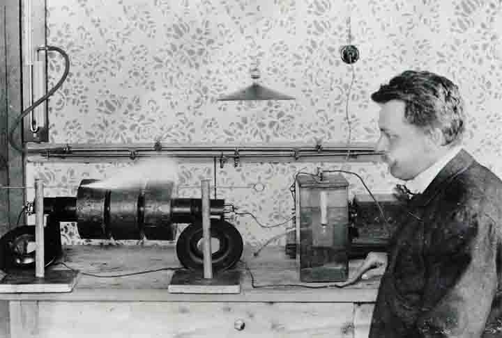 Swarovski continuou a inovar com novas técnicas e designs, além de se envolver em colaborações com designers renomados e artistas. Reprodução: Flipar