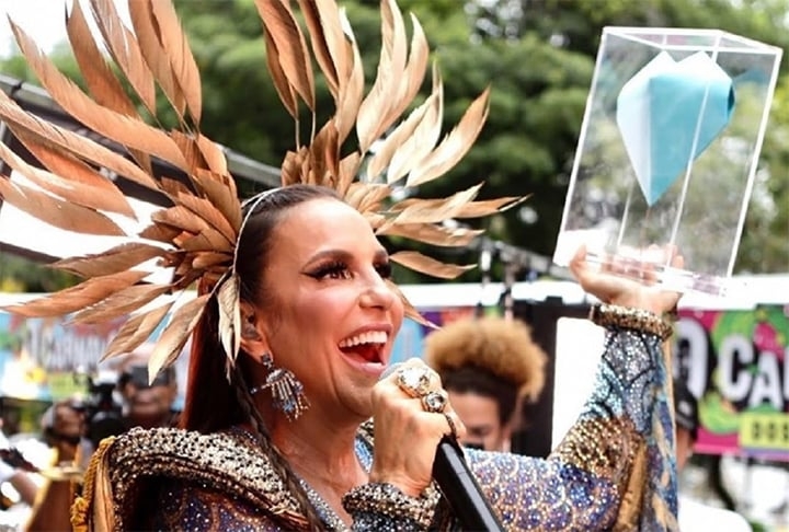 Ivete Sangalo - A rainha do Carnaval de Salvador, Ivete Sangalo é uma das artistas mais populares do Brasil. Seu trio elétrico, o Coruja, é um dos mais esperados do carnaval e sempre atrai uma multidão de milhares de pessoas. Reprodução: Flipar
