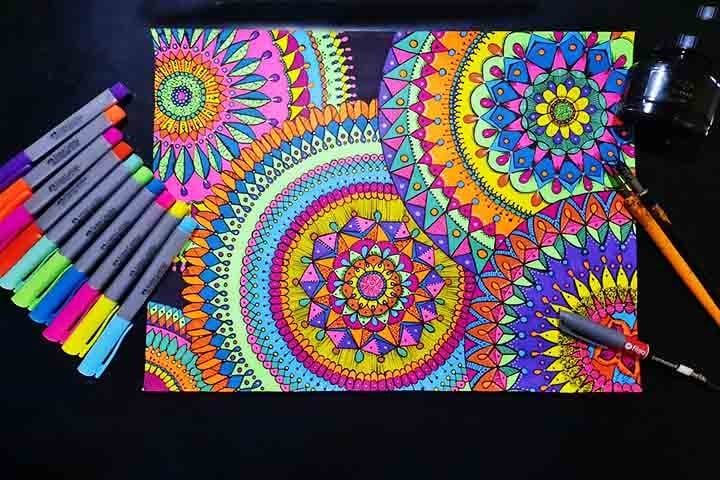 As cores das mandalas têm significados espirituais, como azul para paz e vermelho para energia. Elas podem ser desenhadas em papel, pintadas em tela, entalhadas em madeira ou bordadas em tecidos.  Reprodução: Flipar