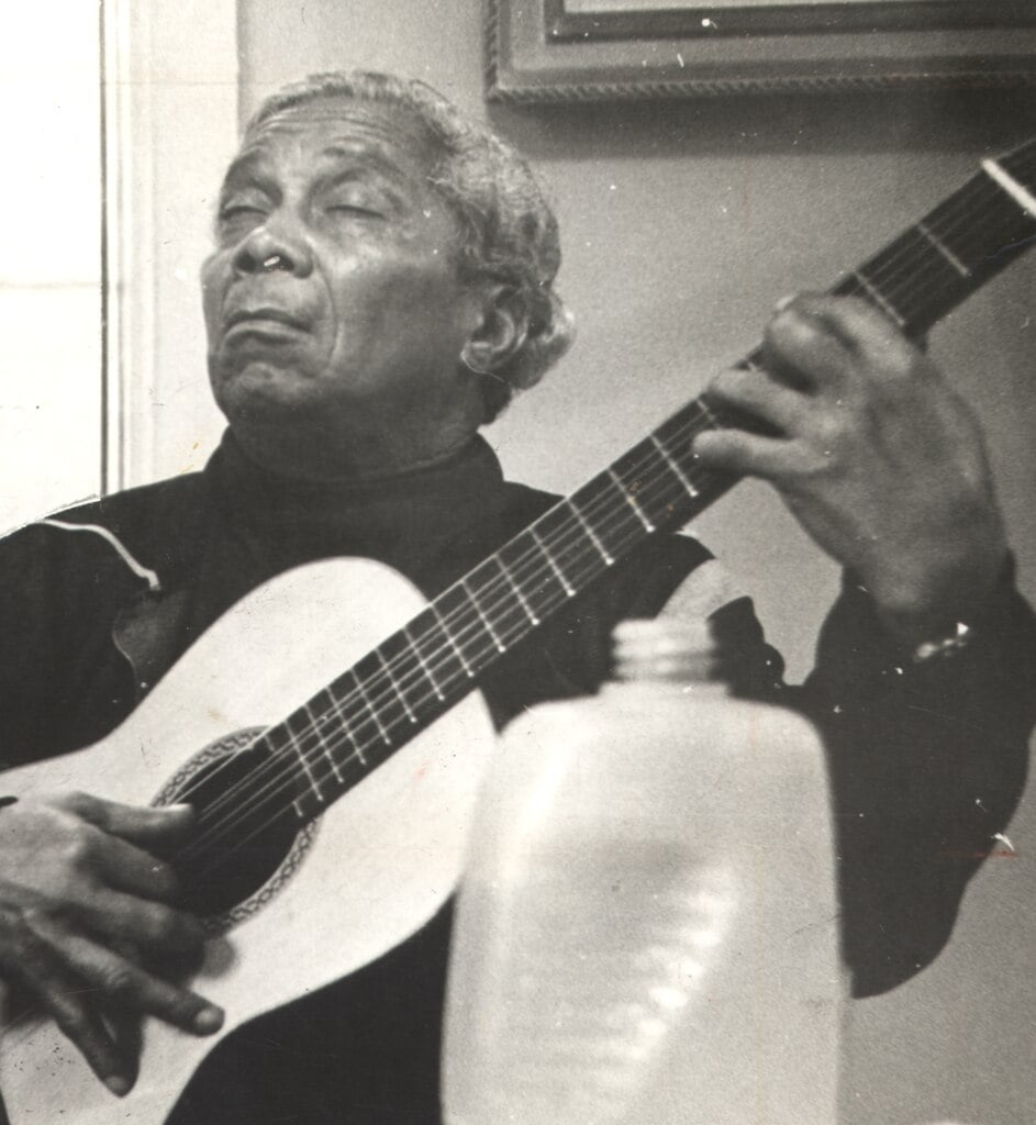 Nelson Cavaquinho (1911 - 1986) - Compositor que tinha um jeito único de tocar violão, utilizando somente dois dedos da mão direita, Nelson Antônio da Silva eternizou seu nome na história da música brasileira com maravilhas como “A Flor e o Espinho”, parceria com Guilherme de Brito e Alcides Caminha, “Juízo Final”, com Élcio Soares, e “Folhas Secas”, também com Guilherme de Brito.
 Reprodução: Flipar