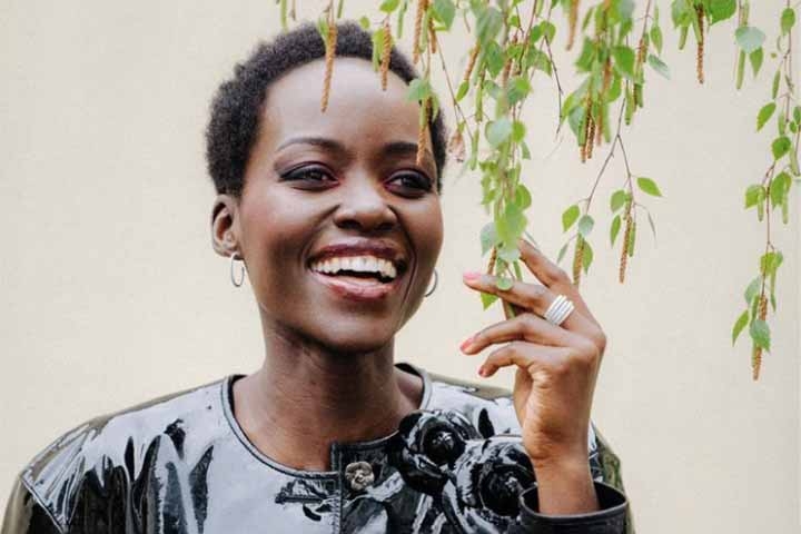 Vencedora do Oscar de Melhor Atriz Coadjuvante em “12 Anos de Escravidão”, a atriz mexicana de origem queniana Lupita Nyong’o graduou-se em cinema e teatro na Hampshire College, em Massachusetts, nos Estados Unidos.
 Reprodução: Flipar