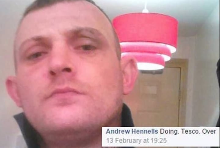 Outro trapalhão é Andrew Hennells. No Reino Unido, ele foi pego depois de se exibir no Facebook, se gabando de ter invadido um supermercado da rede Tesco. Ele foi capturado 15 minutos depois do roubo, com dinheiro e uma faca.  Reprodução: Flipar