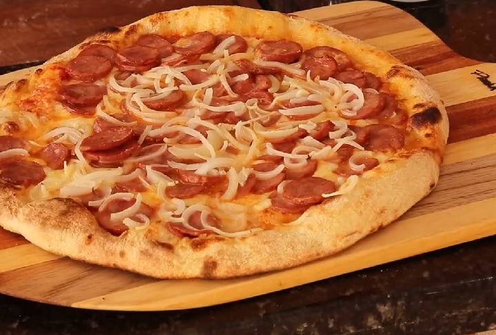 1º) Calabresa (59% dos pedidos): A pizza de calabresa é uma criação brasileira, apesar do nome remeter à região da Calábria, na Itália. A linguiça calabresa, ingrediente principal desse sabor, é uma adaptação brasileira das linguiças italianas. Reprodução: Flipar