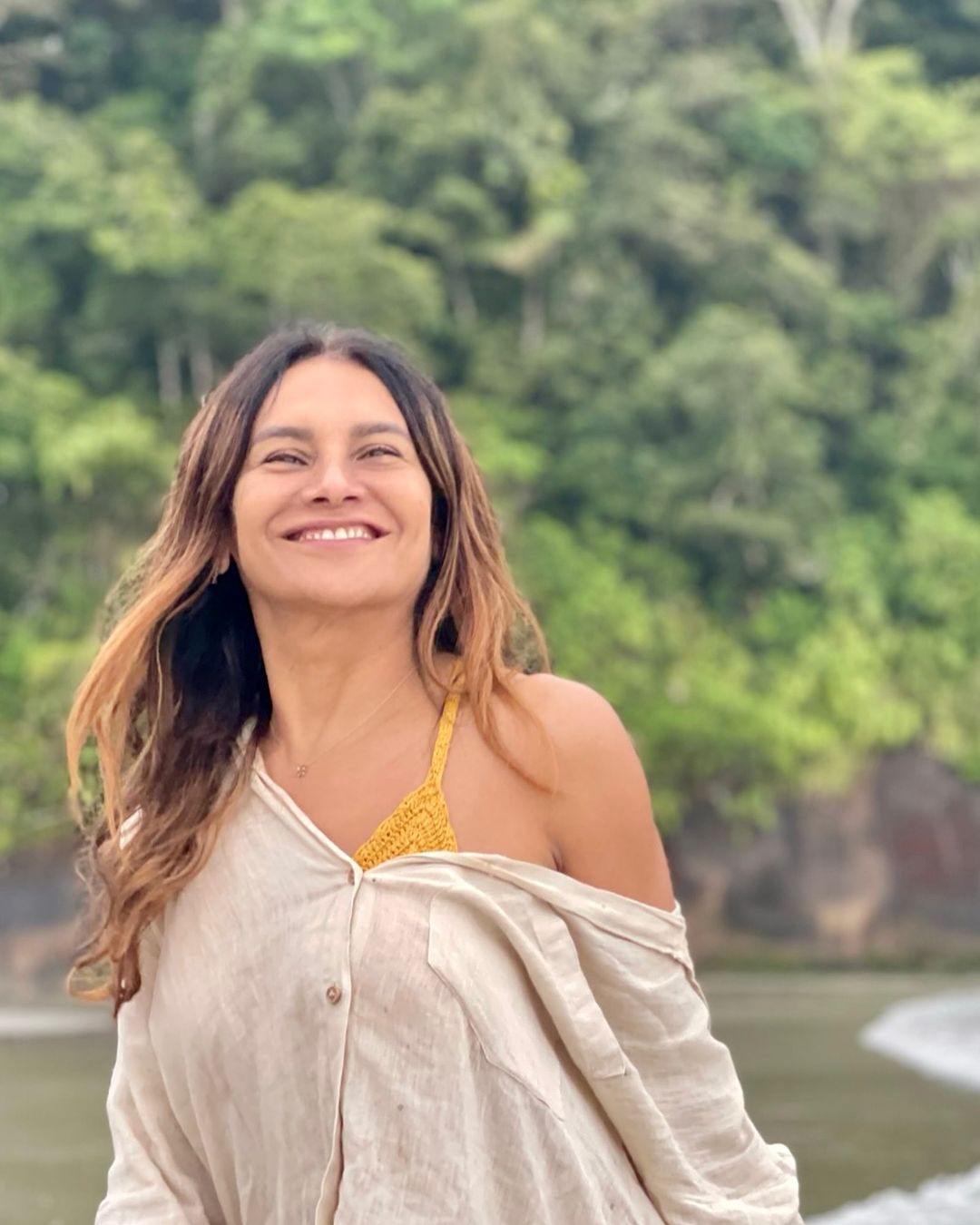 Dira Paes posa em meio à natureza para comemorar Dia do Meio Ambiente Reprodução/Instagram