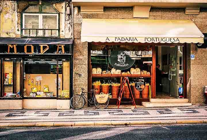 A estimativa é de que 41 milhões de brasileiros frequentem padarias todos os dias, especialmente para comprar pão para o café da manhã, uma tradição bastante arraigada. 
 Reprodução: Flipar