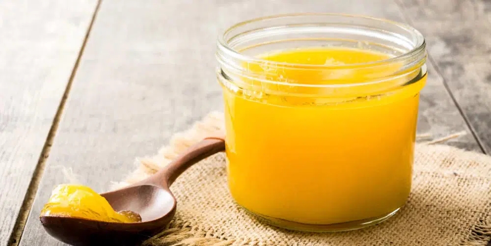 A substituição de ingredientes pode comprometer o sabor e a qualidade do produto. A falta de regulamentação e de especificações claras torna a fraude mais comum. Inspeções rigorosas e testes laboratoriais são necessários para garantir a autenticidade e a pureza do ghee, assegurando que os consumidores recebam um produto genuíno e de alta qualidade. Reprodução: Flipar