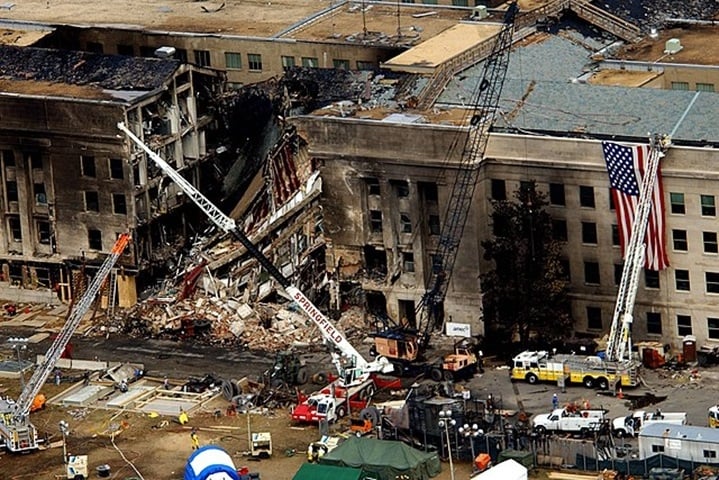 Assim, exatamente 60 anos após o início da sua construção, o Pentágono foi parcialmente destruído no ataque da Al Qaeda. O avião 77 da American Airlines, sequestrado por terroristas, foi jogado contra o lado oeste do Pentágono, resultando na morte de 189 pessoas. Reprodução: Flipar
