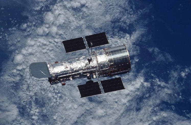 O Hubble foi responsável por milhares de descobertas no universo. Ele identificou planetas fora do Sistema Solar e estudou as atmosferas de luas como Ganímedes e Europa. 
 Reprodução: Flipar