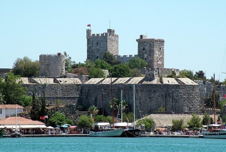 O Mausoléu de Halicarnasso sobreviveu por séculos, mas foi destruído por uma série de terremotos entre os séculos 12 e 15. Suas pedras foram usadas pelos Cavaleiros de São João para construir o Castelo de Bodrum. Reprodução: Flipar
